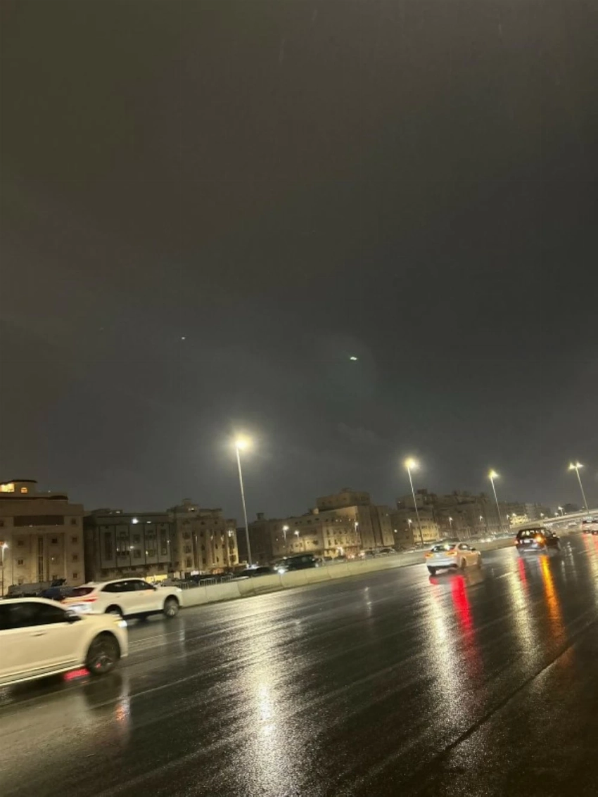 «العروس» تتنفس نسيم المطر