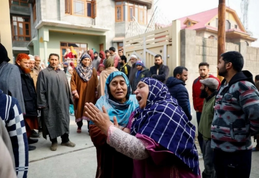 9 قتلى و 32 جريحاً في انفجار هز مركزاً للشرطة في كشمير