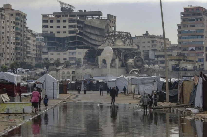 برك المياه تحاصر خيام النازحين قرب سواحل بحر غزة. (إ ب أ)