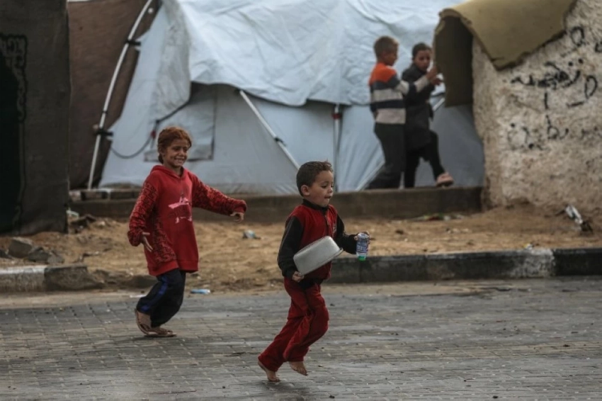 طفلان يلهوان أمام مخيمات النازحين,