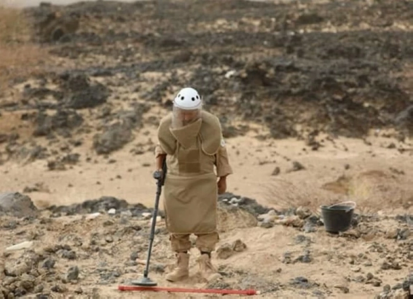 فريق مسام أثناء عملية نزع الألغام في اليمن.