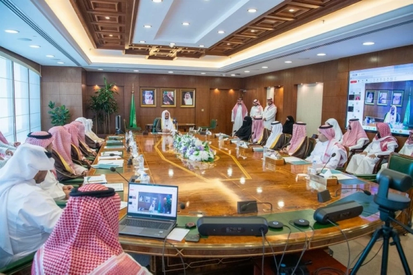 وزير الشؤون الإسلامية والدعوة والإرشاد الدكتور عبداللطيف بن عبدالعزيز آل الشيخ خلال توقيعه آخر 8 عقود للتوظيف