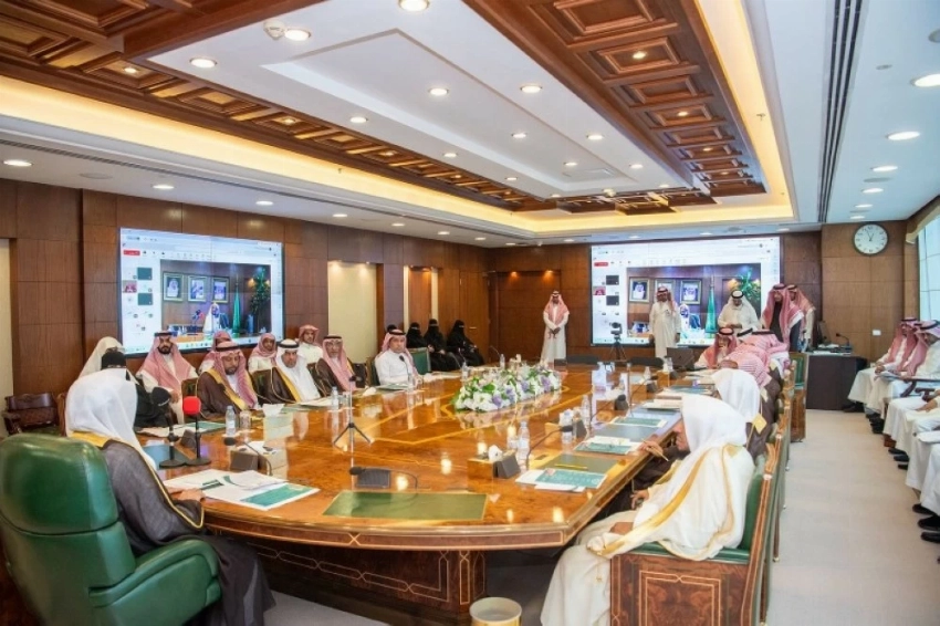 وزير الشؤون الإسلامية والدعوة والإرشاد الدكتور عبداللطيف بن عبدالعزيز آل الشيخ خلال توقيعه آخر 8 عقود للتوظيف