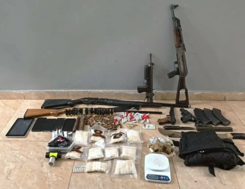 المخدرات والأسلحة المضبوطة.