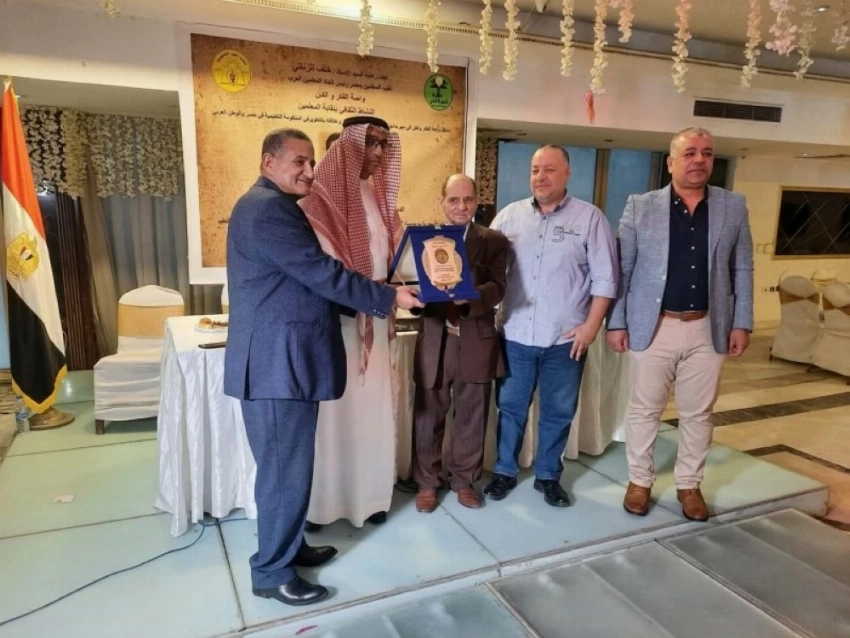 تكريم الشاعر السعودي علي غسّال في ملتقى الإبداع التعليمي بمصر