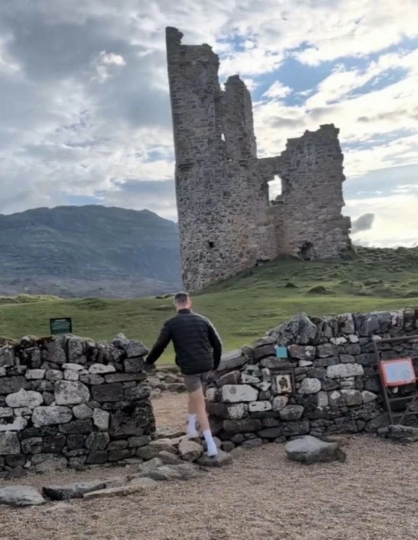 سياح يهدمون 500 عام من التاريخ لأجل «صورة» !