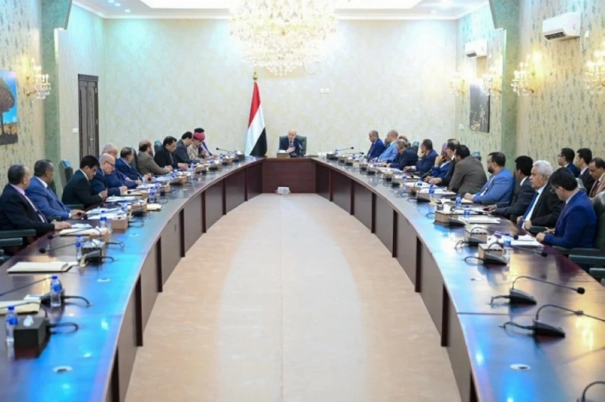 رئيس مجلس القيادة اليمني يلزم الحكومة بإنجاز الموازنة العامة في موعدها