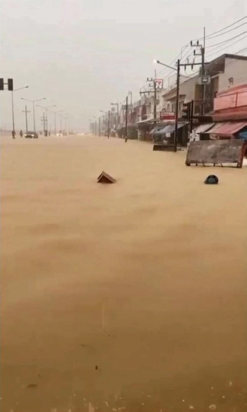 فيضانات تُغرق السكك الحديدية وتعزل المحافظات في تايلند