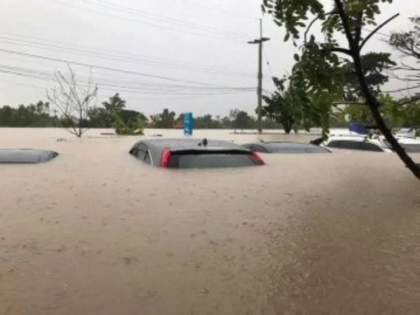 فيضانات تُغرق السكك الحديدية وتعزل المحافظات في تايلند