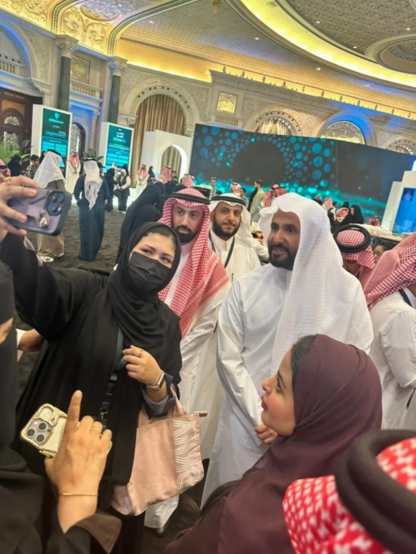 «سيلفي» وزير العدل.. ذكرى الصورة للمشاركين والزوار في المؤتمر العدلي الدولي الثاني