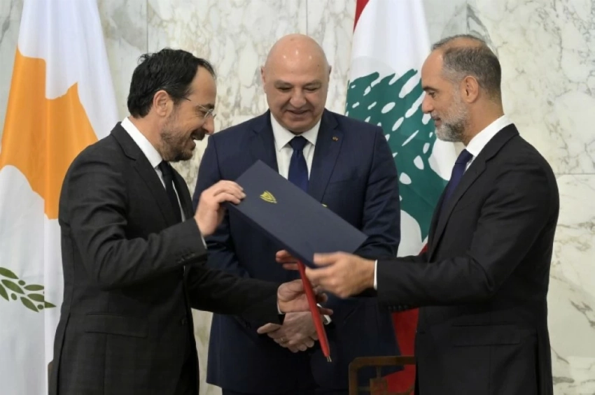 الرئيس اللبناني جوزيف عون (وسط)، والرئيس القبرصي نيكوس خريستودوليدس (يسار) ووزير الأشغال العامة اللبناني فايز رسامني (يمين) يقفون لالتقاط صورة بعد توقيعهم على الاتفاقية. (إب أ)