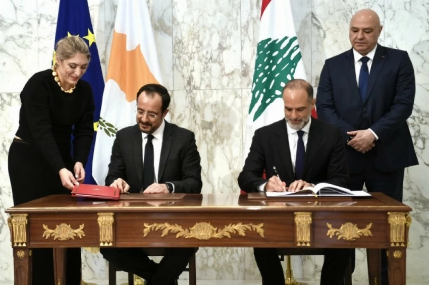 الرئيس القبرصي نيكوس خريستودوليدس (2-يسار) يوقع اتفاقية تاريخية لترسيم الحدود البحرية مع وزير الأشغال العامة اللبناني فايز رسامني (2-يمين)، في القصر الرئاسي في بعبدا (إ ب أ)