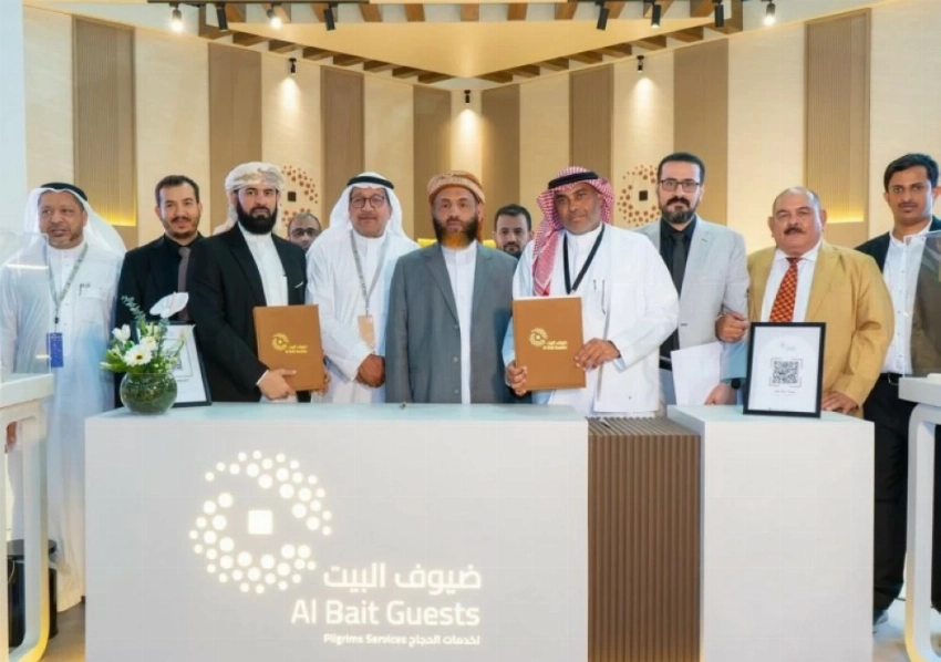 وزير الأوقاف اليمني أثناء توقيع إحدى الاتفاقيات لتقديم الخدمات للحجاج اليمنيين.