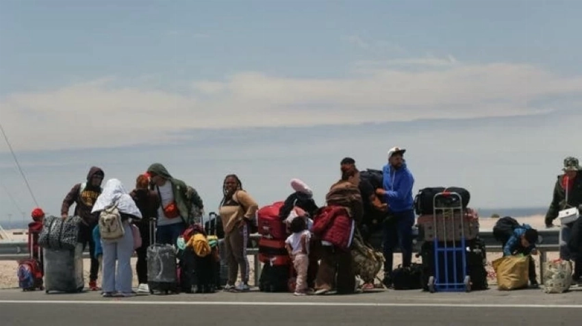 تجمع عشرات المهاجرين في منطقة شاكالوتا قرب مدينة أريكا التشيلية