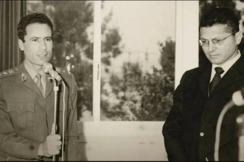 منصور الكيخيا بجانب العقيد معمر القذافي.