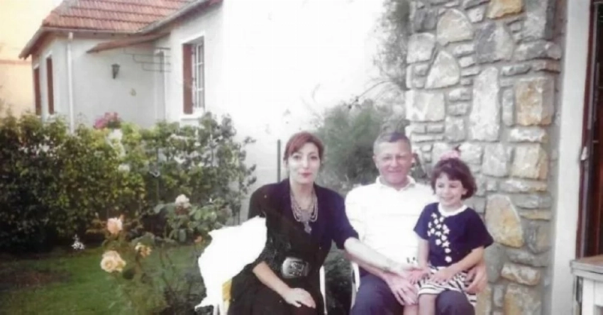 مخرجة الفيلم جيهان الكيخيا أثناء طفولتها إلى جانب والدها منصور الكيخيا ووالدتها بهاء العمري.