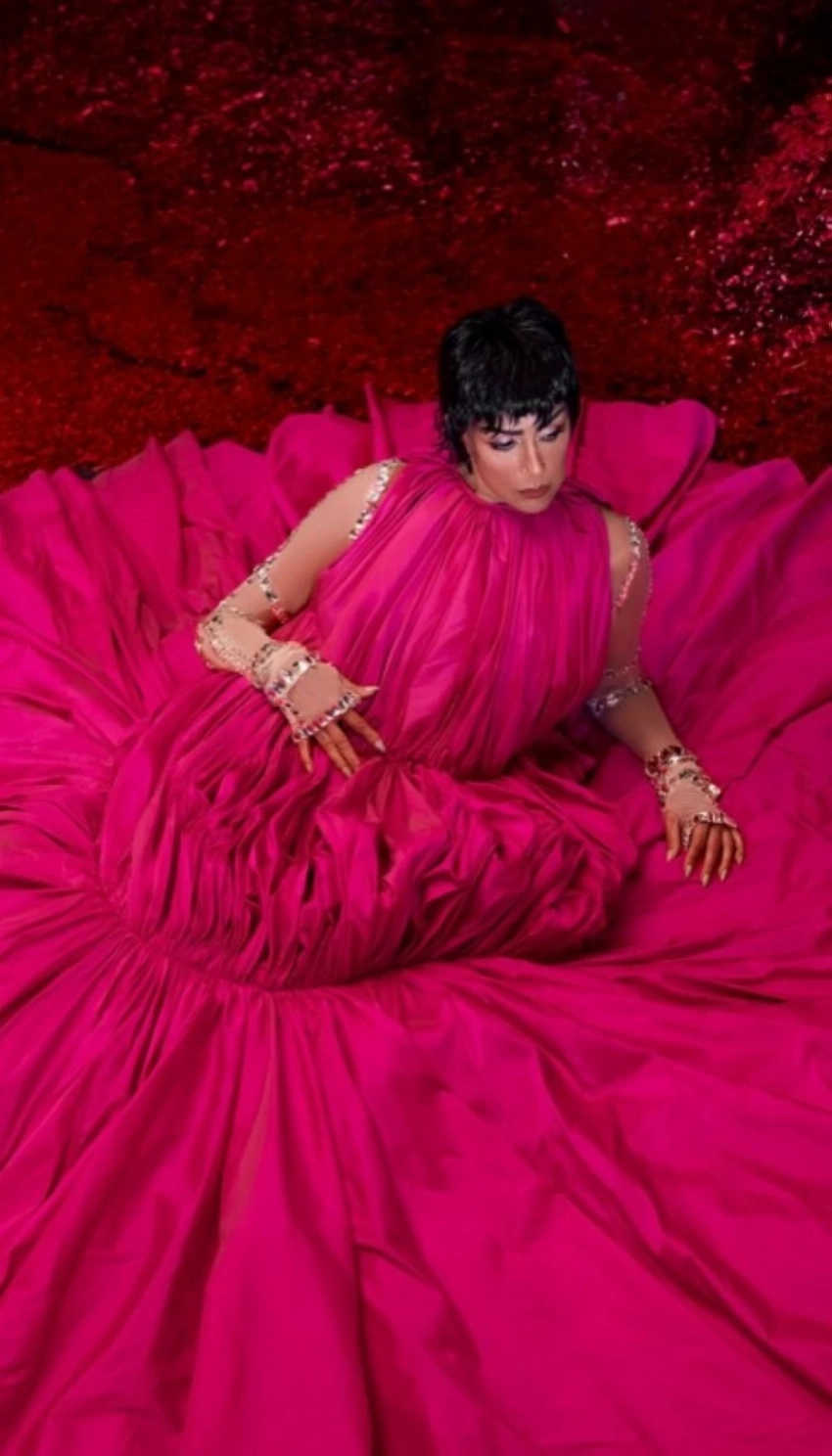 غادة عبدالرازق تستمر بإثارة الجدل بإطلالة فوشية منفوخة