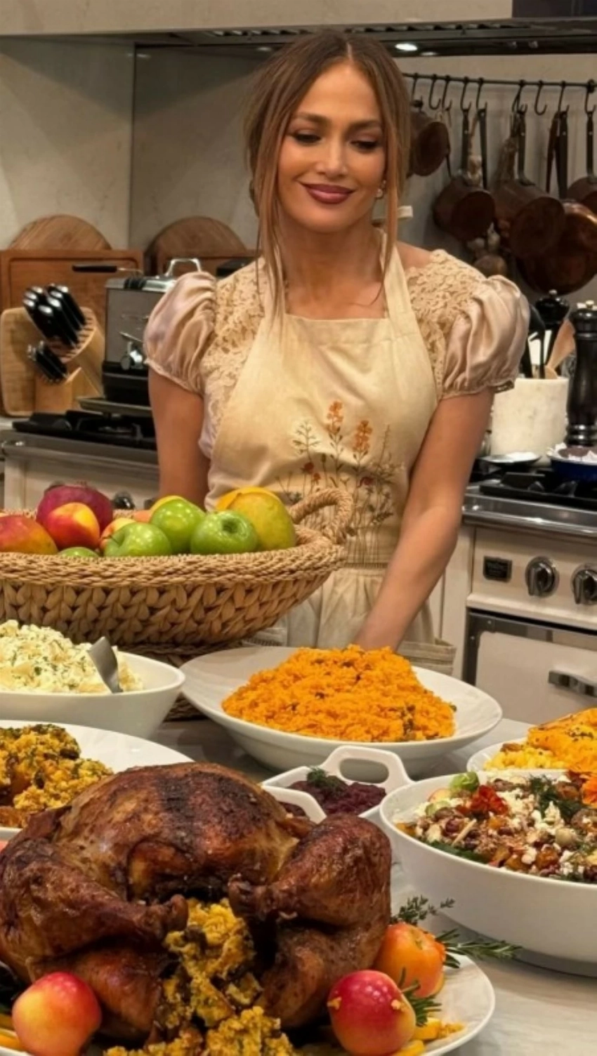 جينيفر لوبيز تلفت الأنظار في عيد الشكر 2025