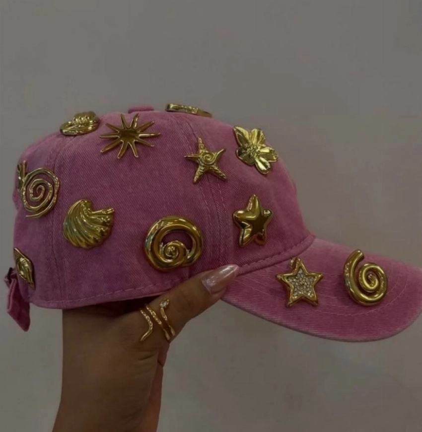 القبعات المطرزة