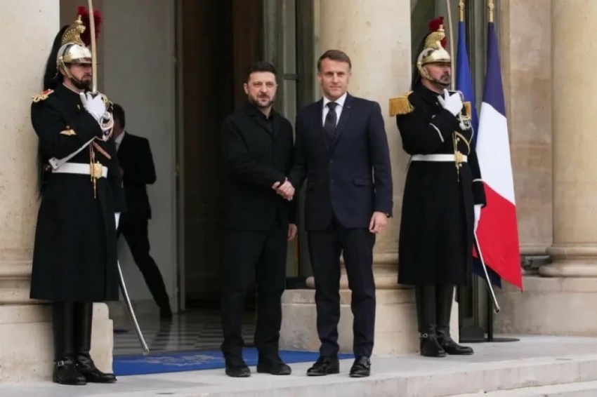 ماكرون مستقبلاً زيلينسكي في باريس.