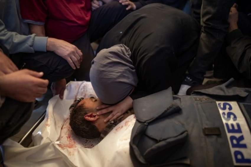 عائلة الصحفي الفلسطيني محمود وادي يودعونه في مستشفى ناصر بخان يونس، جنوب قطاع غزة اليوم (إ ب أ)