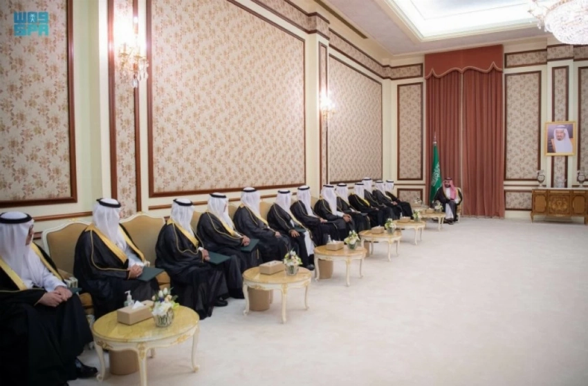 ولي العهد خلال لقائه السفراء المعينين حديثاً.