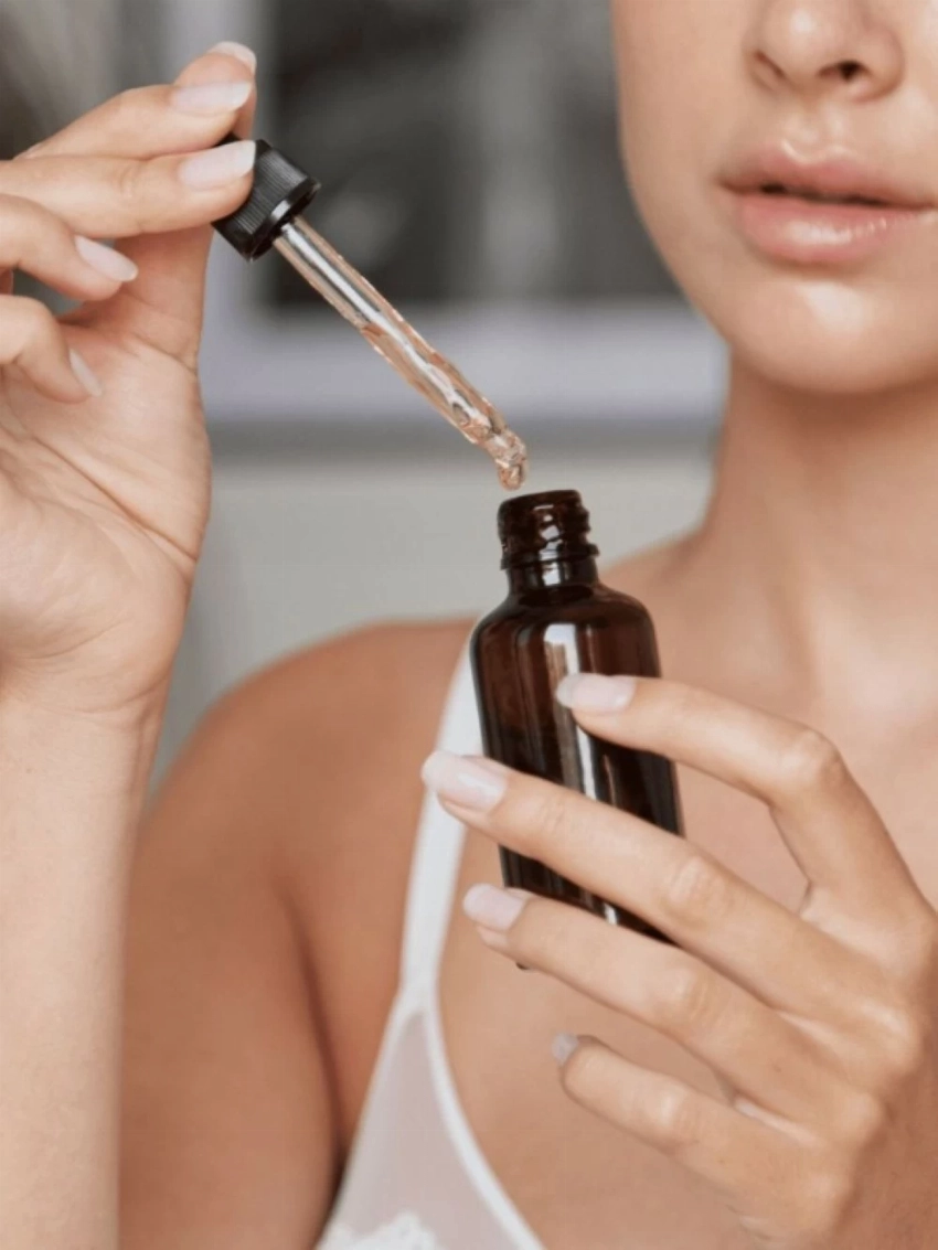 كيف يحوّل الريتنول مظهر بشرتك؟ اكتشفي أسرار المركب الأكثر تأثيرًا