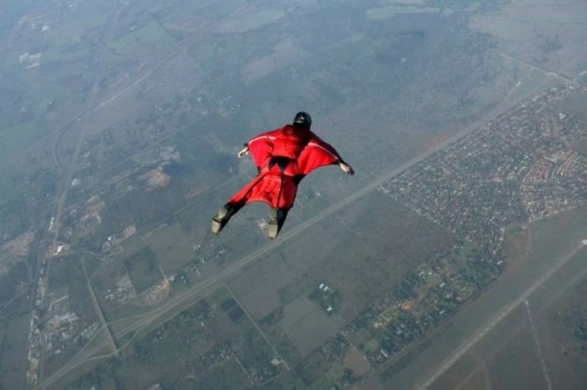 جان جاك واليس خلال ممارسته الرياضات الجوية المتطرفة.