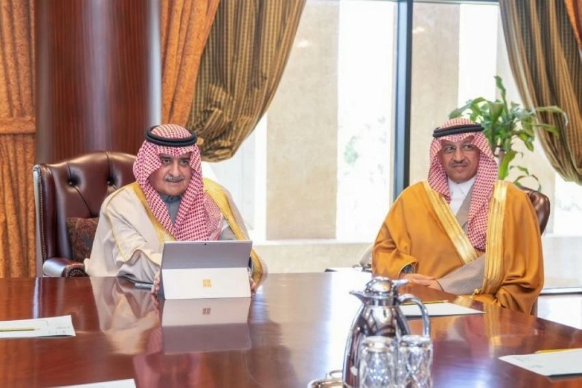 أمير منطقة تبوك الأمير فهد بن سلطان بن عبدالعزيز خلال استقباله في مكتبه بالإمارة اليوم (الخميس)، وزير التعليم يوسف بن عبدالله البنيان.