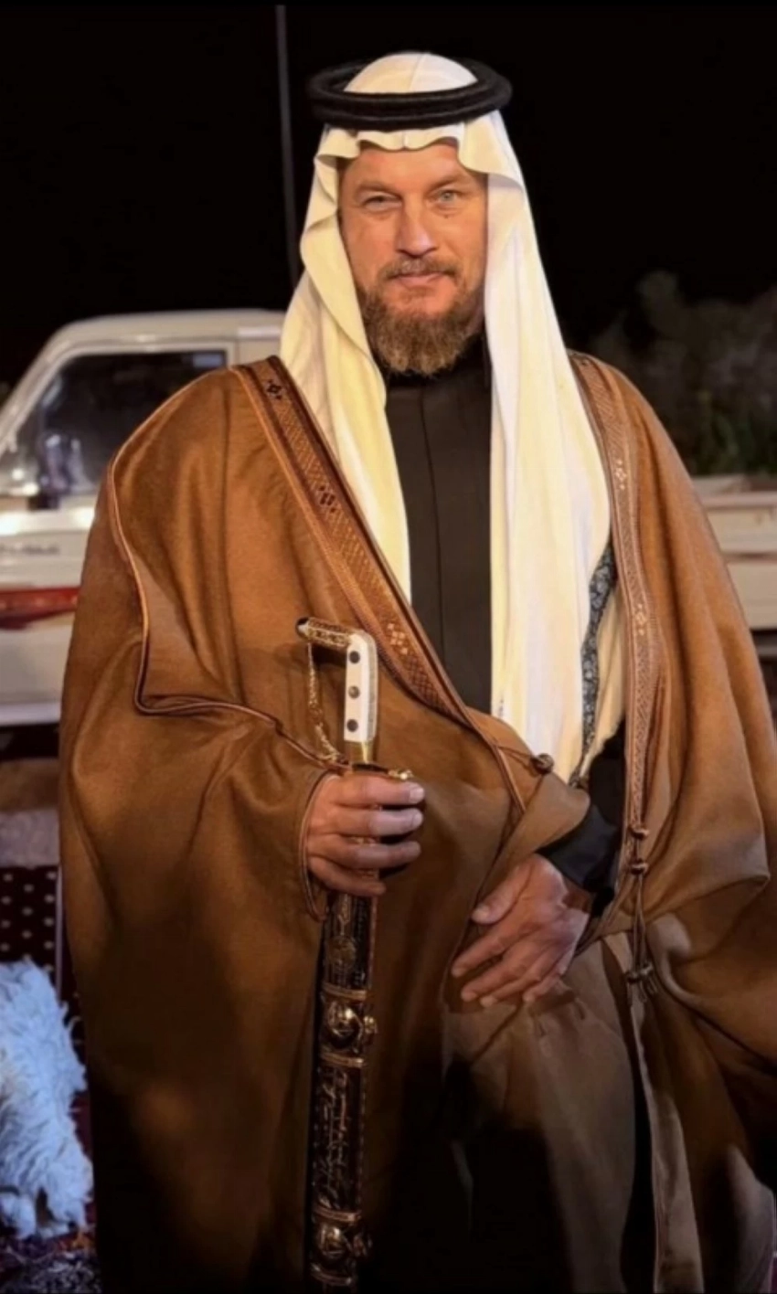 صدمة لافتة… Travis Fimmel يطلّ بالثوب السعودي ويأسر الجمهور