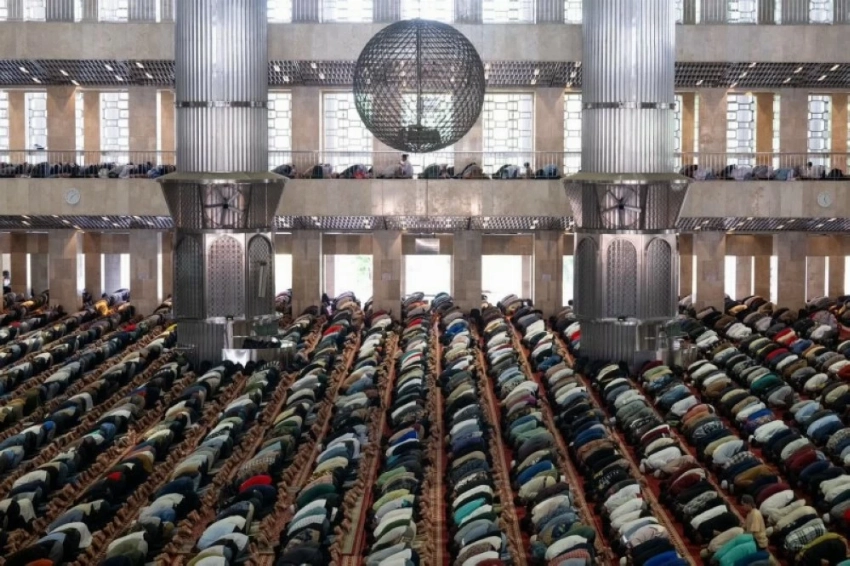 من منبر أكبر جوامع جنوب شرق آسيا.. العيسى: الإسلام رسالة للعالم ومحاربة للكراهية والإقصاء