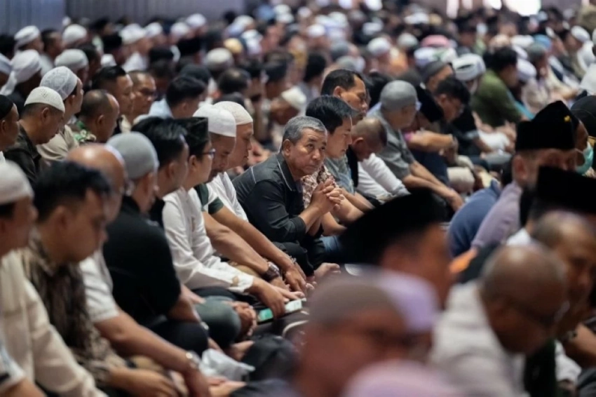 من منبر أكبر جوامع جنوب شرق آسيا.. العيسى: الإسلام رسالة للعالم ومحاربة للكراهية والإقصاء