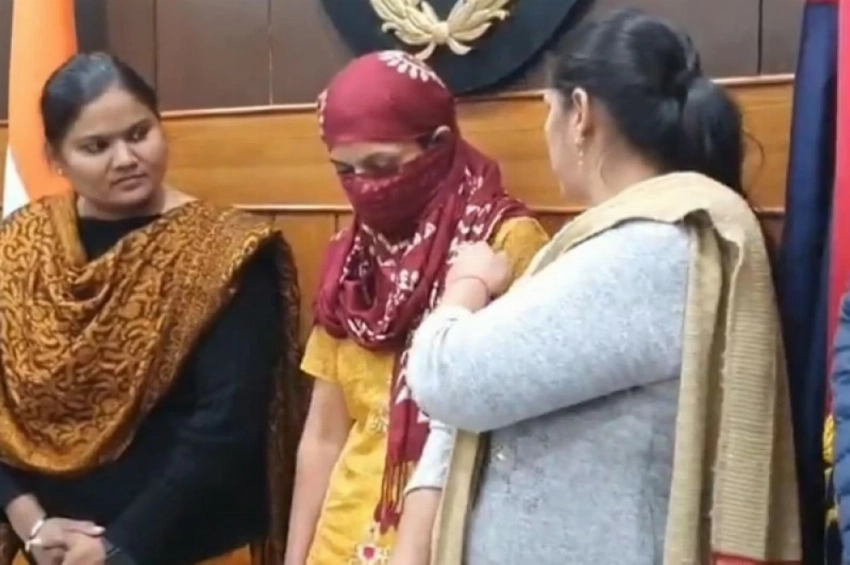 المرأة اعترفت بأنها ارتكبت الجريمة بدافع عدم رغبتها في أن يبدو أحد «أجمل منها».