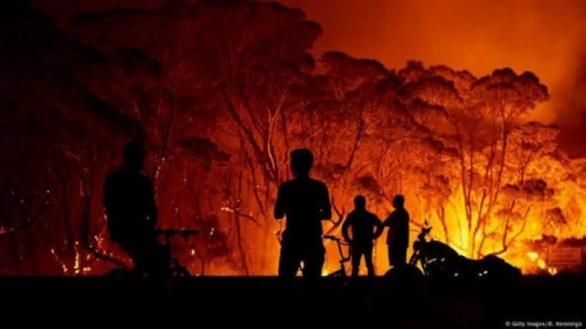 حرائق هائلة تجتاح أستراليا.. إجلاء عاجل لآلاف السكان و16 منزلاً تحوّلت إلى رماد