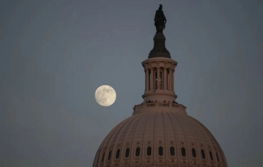 شاهد القمر البارد يضيء سماء مدن العالم بعروض ساحرة