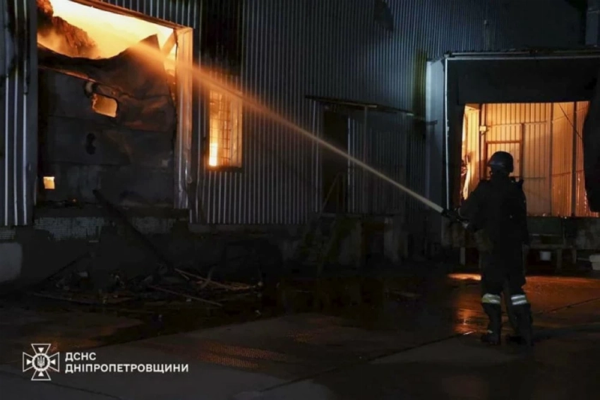 رجال الإطفاء الأوكرانيين يقومون بإطفاء حريق بعد الصواريخ الروسية التي ضربت منطقة دنيبروبتروفسك (إ ب أ)