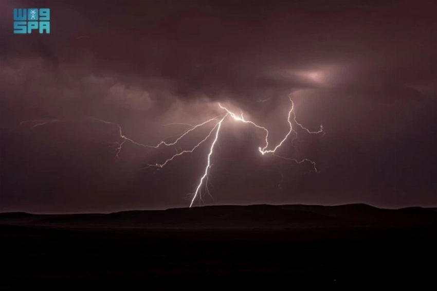 أمطار وصواعق رعدية مصحوبة بأمطار خفيفة.