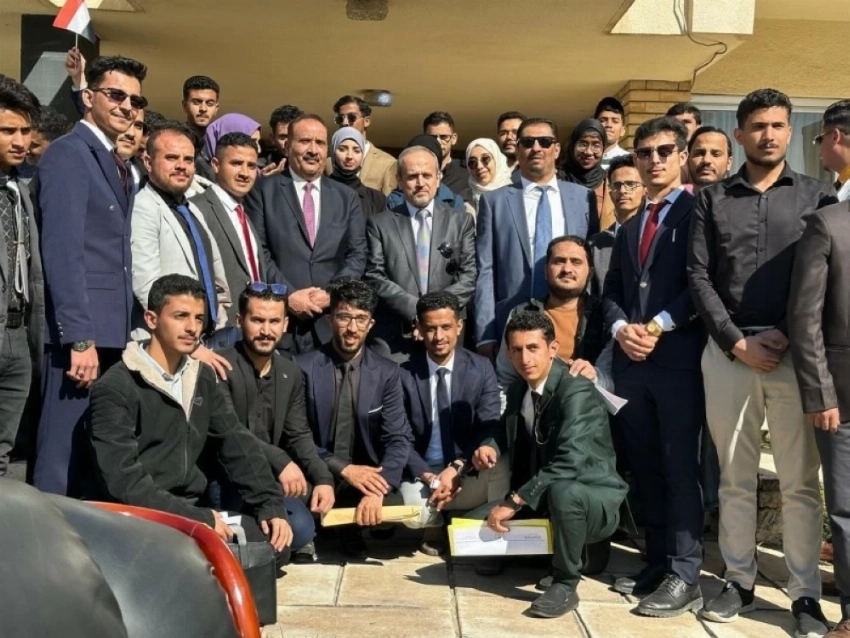 وزير التعليم العالي مع مجموعة من المبتعثين لمناقشة حاجاتهم.