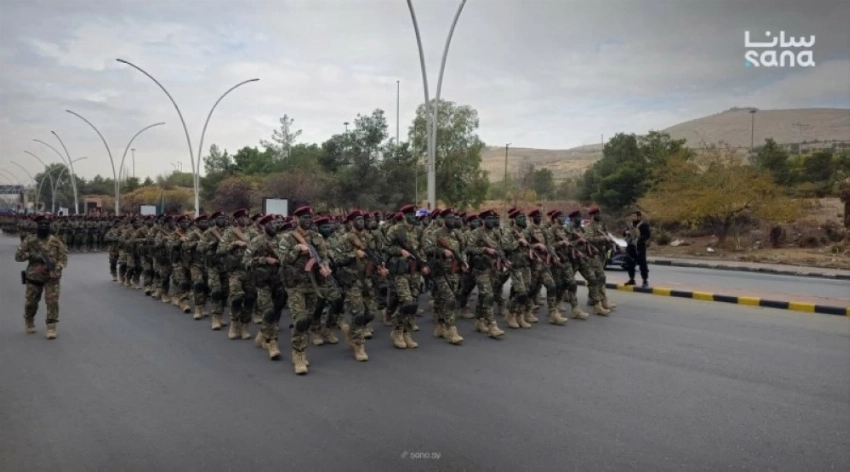 عرض عسكري على «أتوستراد المزة» في دمشق .