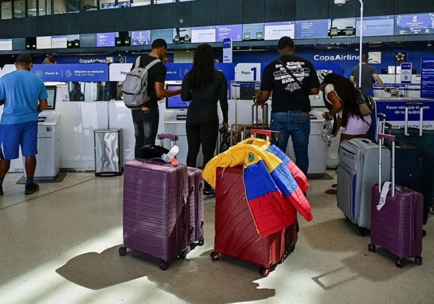 أزمة سفر في فنزويلا.. مئات الآلاف يلجأون للبر بعد تعليق الطيران