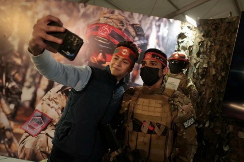 صبي سوري يلتقط "سيلفي" مع أحد أفراد الجيش خلال عرض عسكري في دمشق، احتفالا بذكرى التحرير .
(إ ب أ)