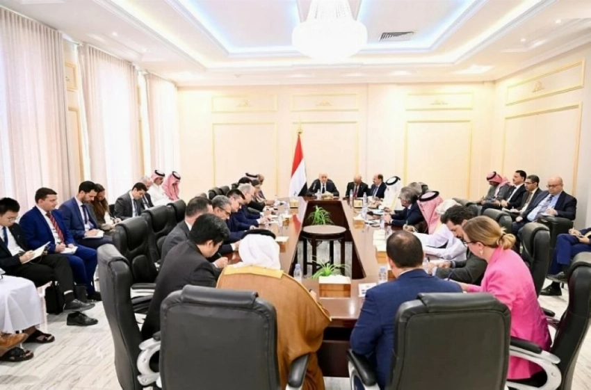 العليمي خلال اجتماعه بسفراء الدول الراعية للعملية السياسية في اليمن.