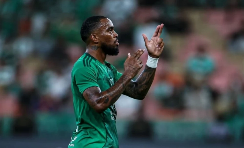 اعتداء وكسر في الأنف.. تفاصيل القبض على مهاجم الأهلي إيفان توني في لندن