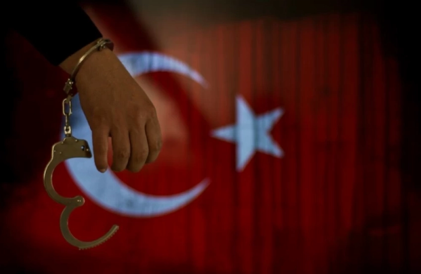 من الشاشة إلى الزنزانة.. اعتقال إعلامي تركي شهير في قضية مخدرات.