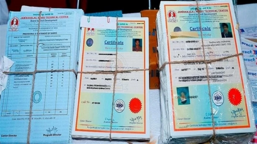 شهادات مزيفة.