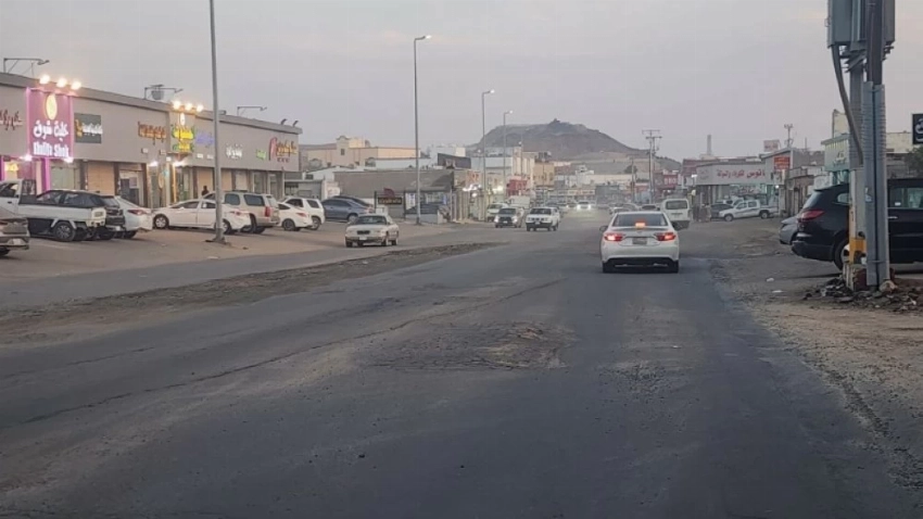 مواطنون طالبوا بايجاد حلول جذرية تنهي معاناة السكان مع حفريات الشوارع الرئيسية.