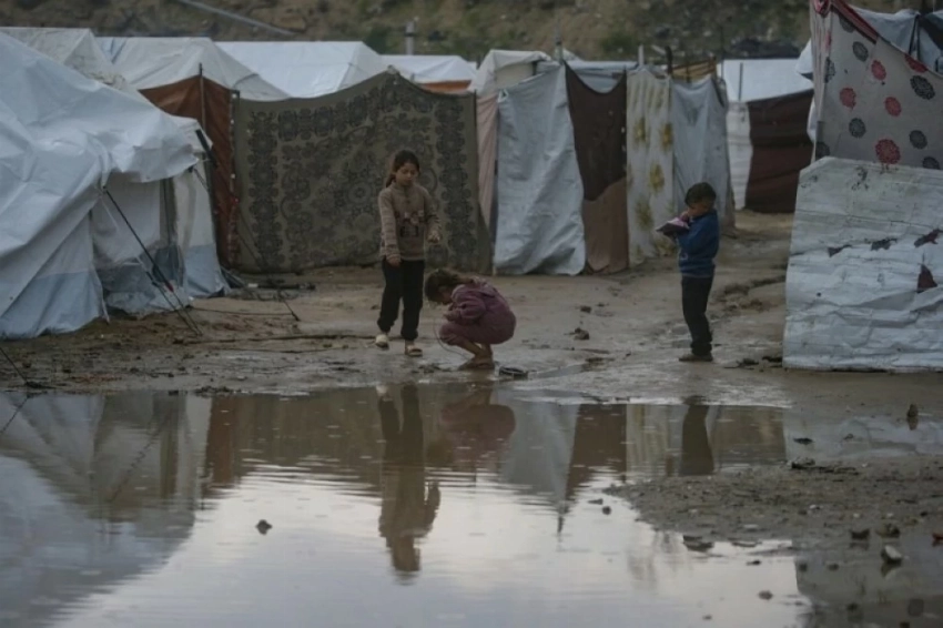 أطفال فلسطينيون نازحون يلعبون قرب خيام عائلاتهم في حي الزيتون شرق مدينة غزة. (إ ب أ)