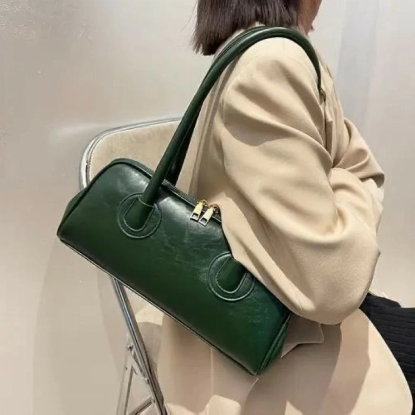 موضة الموسم.. حقائب تحت الإبط بلمسات عصرية