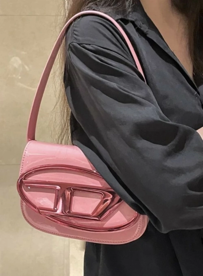 موضة الموسم.. حقائب تحت الإبط بلمسات عصرية