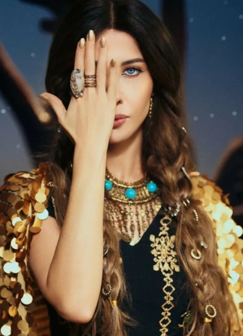 حضور بصري مختلف يضع نانسي عجرم في دائرة الضوء